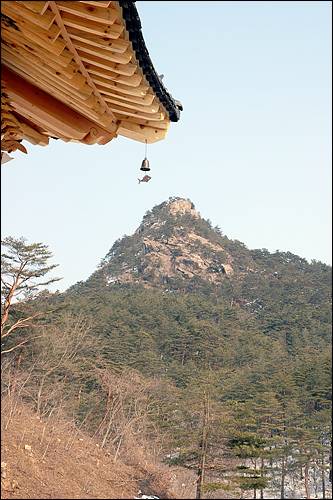 금강산 문필봉. 신계사의 좌청룡에 해당하는 문필봉은 붓을 세워놓은 모양이라 하여 붙인 이름입니다. 